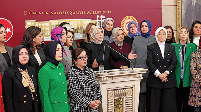 AK Parti Grup Başkanvekili Özlem Zengin, beraberindeki kadın milletvekilleriyle birlikte TBMM'de basın toplantısı düzenledi.
