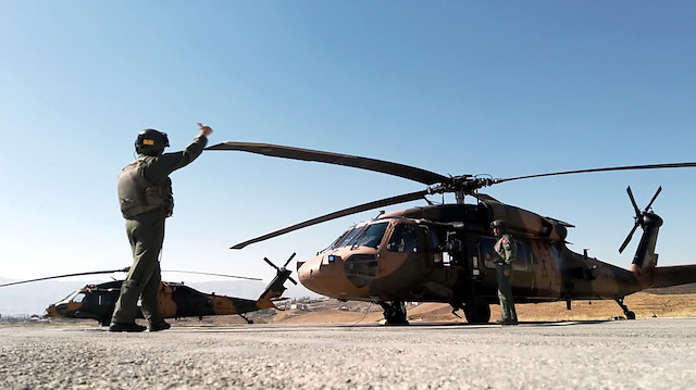 Zorlu şartlarda operasyonlara destek veren helikopter pilotları.