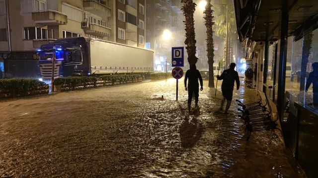 Antalya’da etkili olan şiddetli yağış hayatı olumsuz etkiledi. 