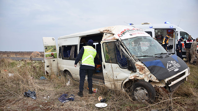 ​Şanlıurfa'da tarım işçilerini taşıyan minibüs devrildi.