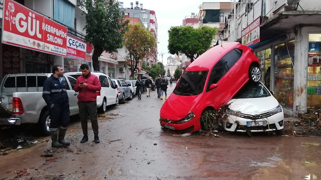 Antalya'nın Kumluca ilçesinde akşam saatlerinden itibaren devam eden sağanak ve fırtına, gece yarısından sonra etkisini artırdı.