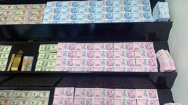 Polis, takip sonrası sahte para basan şebekeyi tespit edip, harekete geçti. Belirlenen 18 şüpheliyi yakalamak için şafak vakti operasyon düzenlendi.