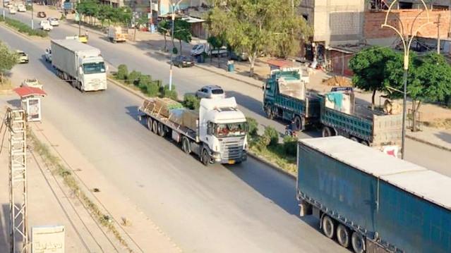 ABD’nin 90 ve 40 araçtan oluşan iki askeri konvoyu böyle görüntülendi. Sevkiyatta radar sistemleri de yer alıyor.