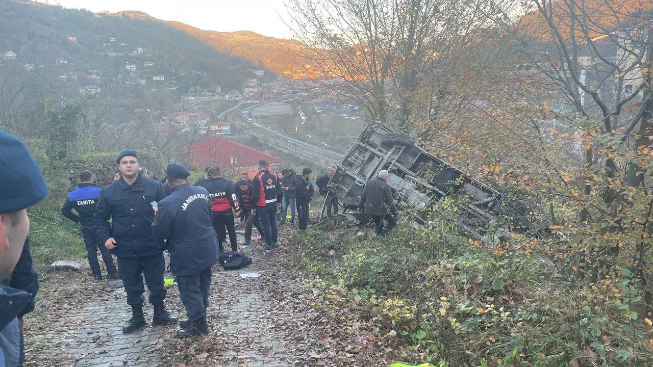 Zonguldak'ta öğrencileri taşıyan otobüs devrildi: Bir ölü, 19 yaralı - Yeni  Şafak