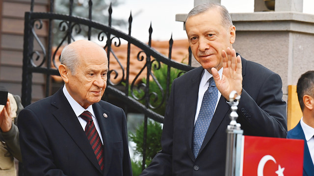 Erdoğan, MHP lideri Bahçeli’yi evinde ziyaret etti.