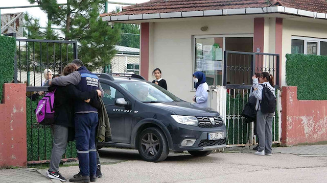 İhbar üzerine bölgeye çok sayıda sağlık ve polis ekibi sevk edildi. 