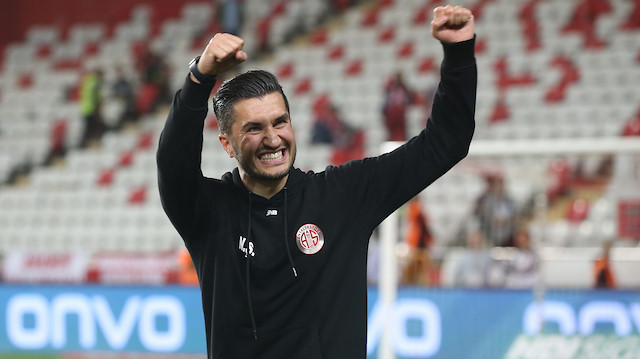 Antalyaspor'un başında 49 maça çıkan genç teknik adam, 24 galibiyet, 10 beraberlik, 15 mağlubiyetle 1.67 puan ortalaması tutturdu.