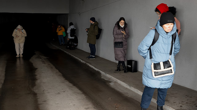 Kiev'de vatandaşların bazıları kendilerini korumak için otoparklara sığındı.