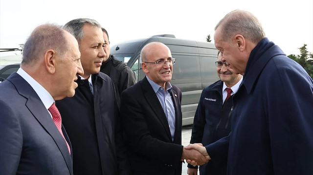 Eski Maliye Bakanı Şimşek, Cumhurbaşkanı Erdoğan'la tören öncesi de bir araya geldi.