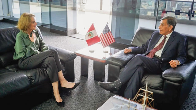 Peru Büyükelçisi Lisa Kenna ve Savunma Bakanı Bobbio 
Rosas.