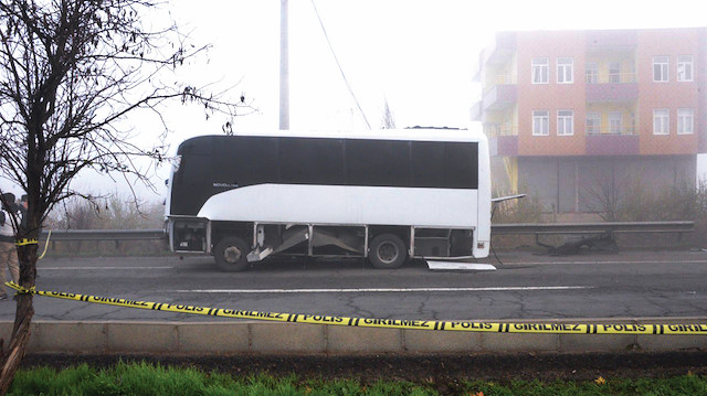 Polis servis aracına bombalı saldırı düzenlendi.