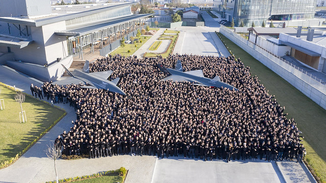 Baykar'ın öz sermayesiyle milli ve özgün olarak geliştirdiği Bayraktar Kızılelma, 14 Aralık'ta ilk uçuşunu başarıyla gerçekleştirdi ve 18 dakika süren ilk uçuşu ile Türk havacılık tarihinde yeni bir dönemin perdesini açtı. Bu uçuşa ilişkin Özdemir Bayraktar Milli Teknoloji Merkezi'nde kutlama yapıldı ve Baykar çalışanları Bayraktar Kızılelma'nın önünde hatıra fotoğrafı çektirdi.<br><br>