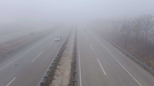 Yoğun sis, Ankara-Samsun ve Kırıkkale-Kayseri kara yolunda görüş mesafesini yer yer 20 metreye kadar düşürdü.