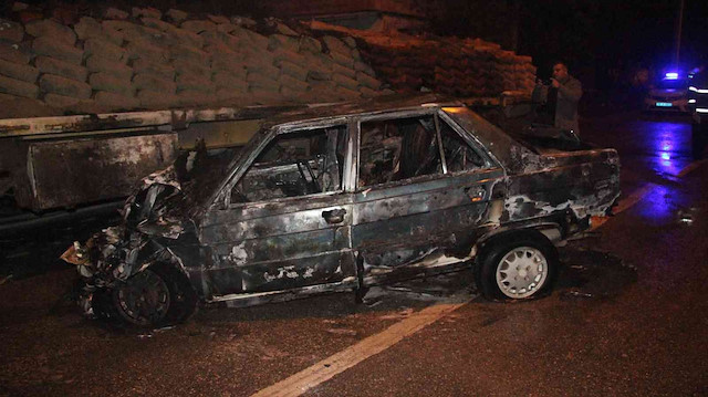 Kilis’te tıra çarpan araç alev alev yandı, otomobildeki 3 kişi son anda kurtuldu