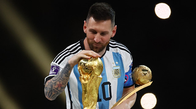 Lionel Messi, Dünya Kupasını öptü.