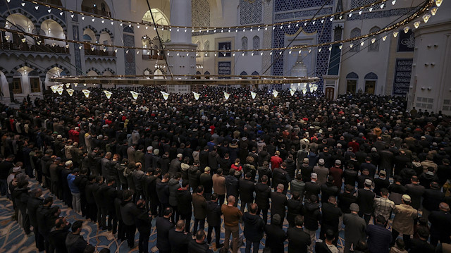 Tausende Imame und Prediger trafen sich in der Camlica-Moschee zum Morgengebet