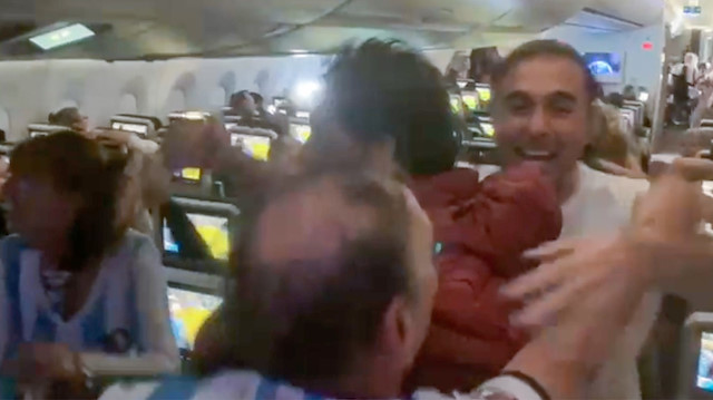 Arjantinli yolcular uçakta büyük sevinç yaşadı. 