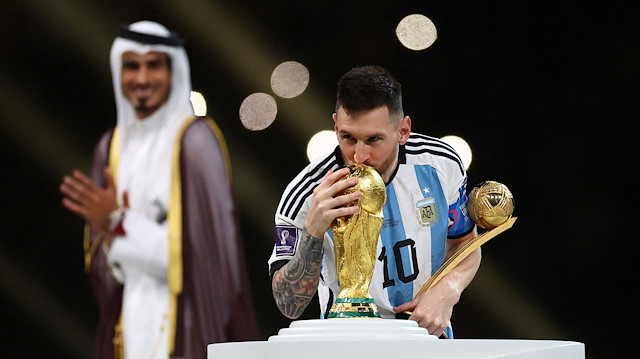 Lionel Messi Dünya Kupası'nı almakla kalmadı, turnuvanın da en değerli futbolcusu ödülünü aldı.