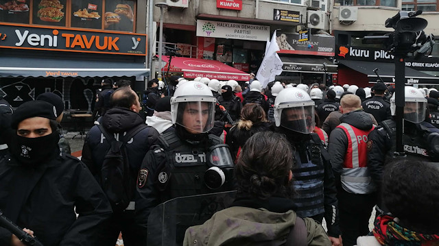 HDP'lilerin Kadıköy'deki izinsiz gösterisine polis müdahalesi.