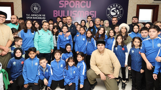 Bakan Kasapoğlu, Beykoz Belediyespor bünyesindeki sporcularla hatıra fotoğrafı çektirdi. 