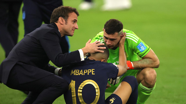 Macron maç sonunda Mbappe'yi teselli etti