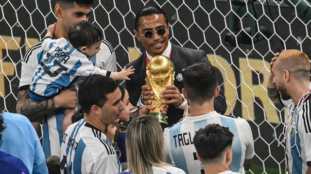 Arjantinli futbolcu Nusret Gökçe'nin kupayla fotoğrafını çekti. 