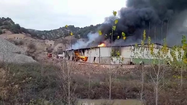 İhbar üzerine olay yerine itfaiye, polis ve acil sağlık ekipleri sevk edildi.  