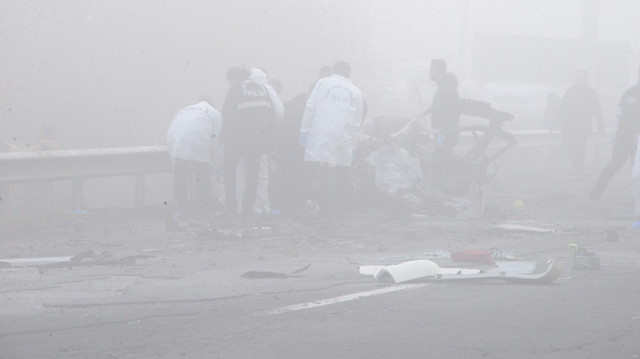 ​Diyarbakır'da çevik kuvvet polislerini taşıyan servis aracının geçişi sırasında düzenlenen saldırı.