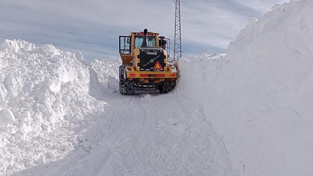 3 metreyi bulan karda yol açma çalışması aralıksız devam ediyor.