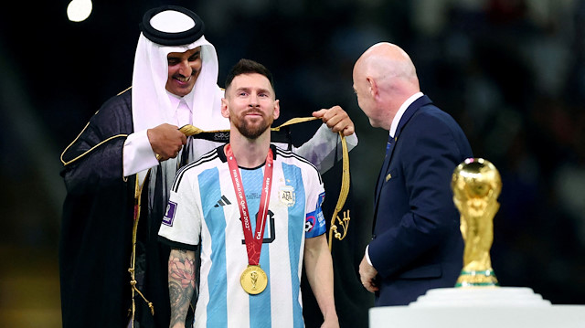 Messi kupayı almak için sahaya çıkarken Katar Emiri, geleneksel bişt giydirmişti. 