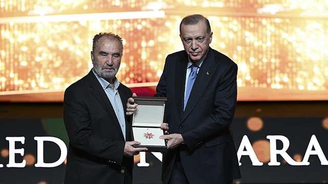 Cumhurbaşkanı Recep Tayyip Erdoğan Kültür ve Sanat Büyük Ödülleri Töreni'nde Prof. Dr. Hayrettin Karaman'a İlim ve Kültür Büyük Ödülü'nü takdim etti.