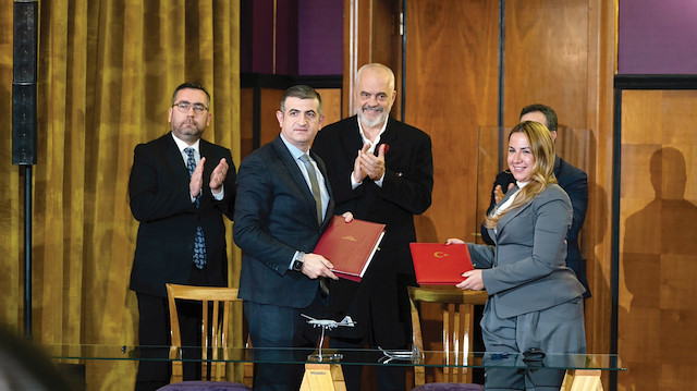 ​Arnavutluk Başbakanı Edi Rama ile Baykar Genel Müdürü Haluk Bayraktar’ın katıldığı törenle, Bayraktar TB2 SİHA alan 27. ülke Arnavutluk oldu.