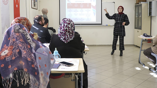 Türkiye'de yaşayan yerleşik yabancılara, ülkedeki sosyal, ekonomik ve kültürel hayata uyumlarının kolaylaştırılması amacıyla 8 saatlik kurslar veriliyor.

​