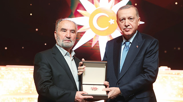 Cumhurbaşkanı Erdoğan, ilim-kültür ödülünü Yeni Şafak yazarı ve İslam Hukuku Profesörü Hayrettin Karaman’a takdim etti.