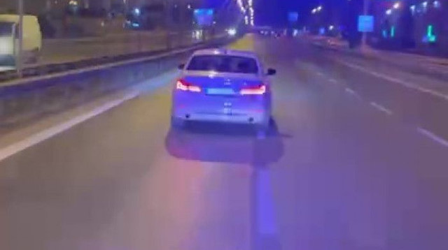  Maltepe'de ambulansa yol vermeyen sürücü cep telefonuyla kaydedildi.