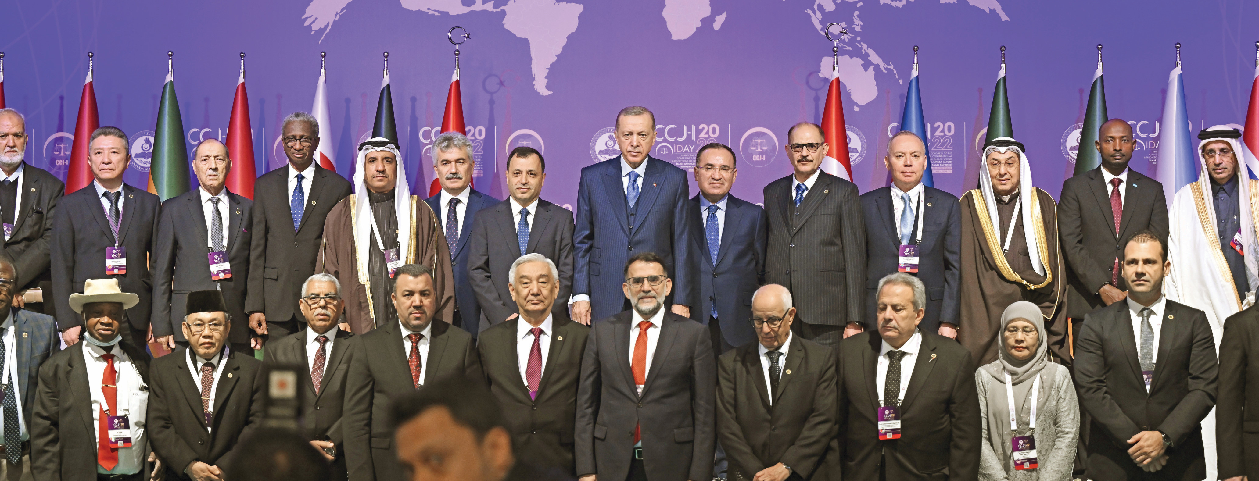 Cumhurbaşkanı Tayyip Erdoğan’ın katıldığı İslam Dünyası Anayasa Yargısı Konferansı Açılış Kongresi’nde Adalet Bakanı Bekir Bozdağ ve Anayasa Mahkemesi Başkanı Zühtü Arslan da yer aldı.