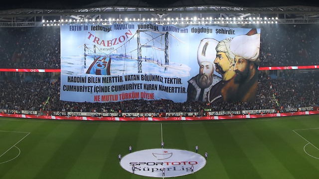 Trabzonspor tribünlerinin "Cumhuriyet" mesajı içeren pankartı.