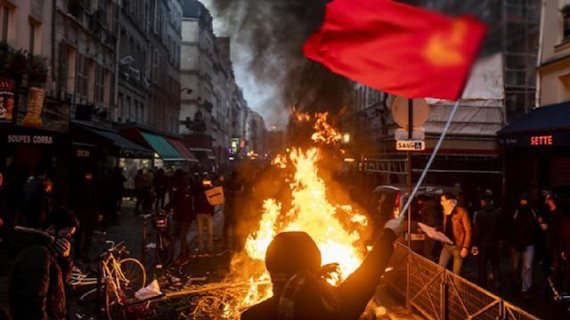 Terör yandaşları Fransa'nın başkenti Paris'te Türkiye aleyhinde slogan attı.