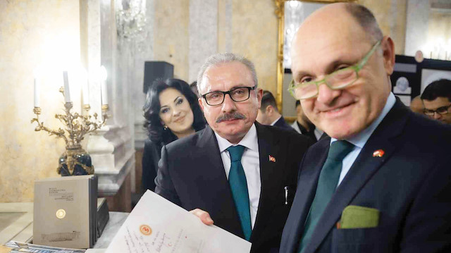 TBMM Başkanı Mustafa Şentop Avusturya ziyaretinde Sobotka ile birlikte Avusturyalı mimar Clemens Holzmeister’in anıtsal eseri TBMM binasının yapımını anlatan serginin açılışını yapmıştı.