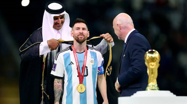 Messi'ye 'bişt'i Katar Emiri Şeyh Temim bin Hamad Al Sani giydirdi. 