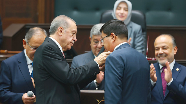 İYİ Parti’den istifa eden Nazilli Belediye Başkanı Kürşat Engin Özcan 23 Kasım’da AK Parti’ye geçti. Özcan’a rozetini Cumhurbaşkanı Erdoğan taktı.