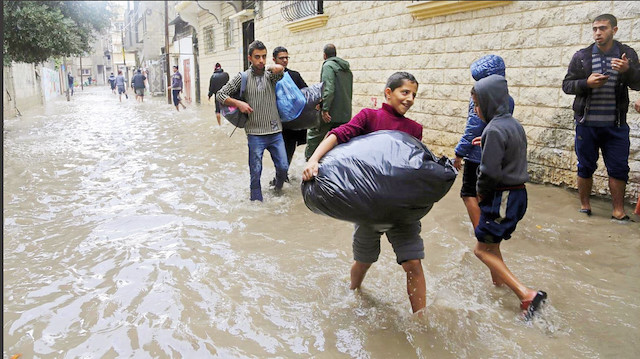 ​İsrail’in ablukası altındaki Gazze Şeridi’nde şiddetli yağış sonrası İsrail baraj kapaklarını açtı, evler, sokaklar ve tarım arazileri sular altında kaldı.