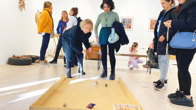 ​​Topaç ustası Fadıl İnam’ın nostalji ve oyun kültürünü bir araya getiren ”Nostalji” adlı enstalasyon sergisi, Kelimat Sanat Galerisi’nde açıldı