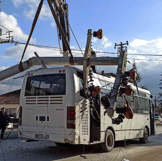 Düzce yolcu otobüsünün üzerine beton direk devrildi
