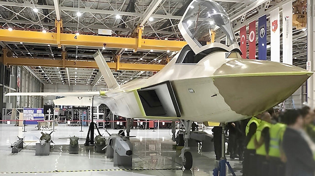 Türk Havacılık ve Uzay Sanayii (TUSAŞ), Türkiye’nin ilk milli savaş uçağı olacak Milli Muharip Uçak (MMU) için çalışmalarını ara vermeden sürdürüyor. Bu kapsamda son olarak, AirTürkHaber tarafından edinilen bilgiye göre MMU’nun montaj faaliyetleri devam eden ilk prototipi iniş takımlarının üzerine alındı.