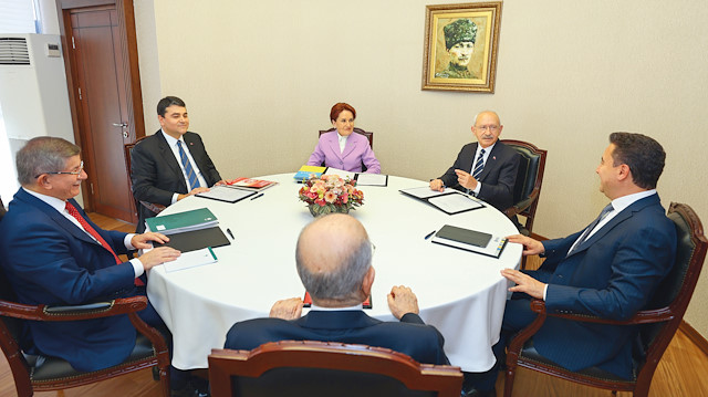 ​6’lı masa, şimdi de CHP lideri Kılıçdaroğlu’nun başörtüsüyle ilgili kanun teklifi hamlesine AK Parti’nin Anayasa resti ile karşılık vermesiyle sallanıyor.