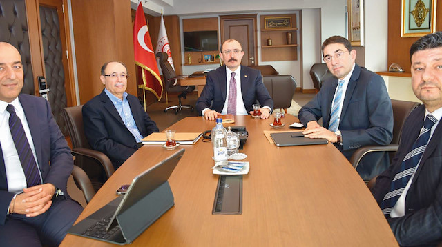 ​Ticaret Bakanı Mehmet Muş, en fazla şubeye sahip 4 zincir marketin genel müdürleriyle bakanlıkta buluştu.