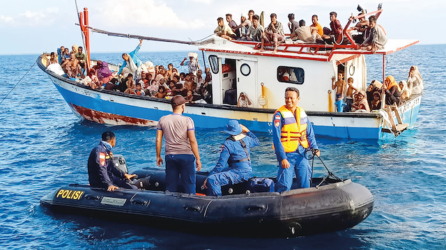 ​Myanmar'dan kaçan ve haftalardır tekneyle yolculuk yaptıkları tespit edilen 185 Arakanlı Müslüman mülteci, Endonezya'nın Açe bölgesindeki bir sahile ulaştı.