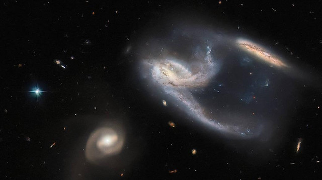 NASA'dan 'tuhaf' kollu galaksi keşfi
