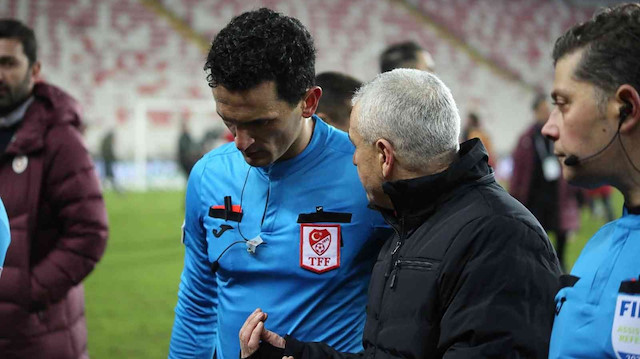 Sivasspor-Galatasaray maçını FIFA kokartlı hakem Erkan Özdamar yönetti.